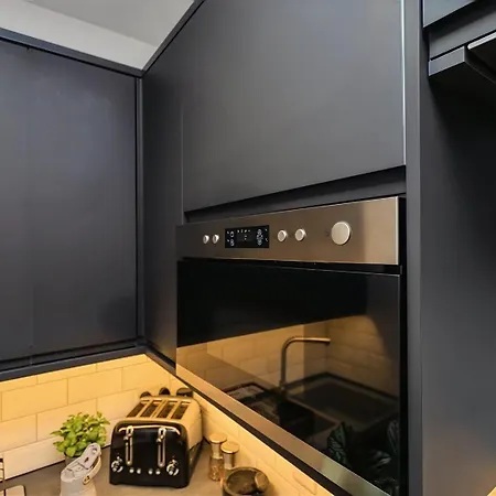 Modern 1-bed On Vibrant Gloucester Road